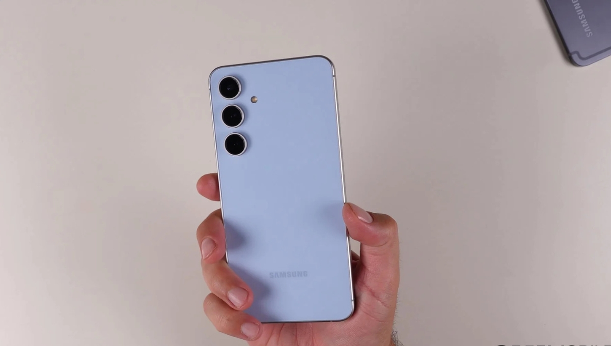 Samsung Galaxy S25 FE: ₹55,000 में 6.7-इंच डिस्प्ले, 50MP कैमरा और 7 साल का अपडेट, एक स्मार्ट फैन का स्मार्टफोन