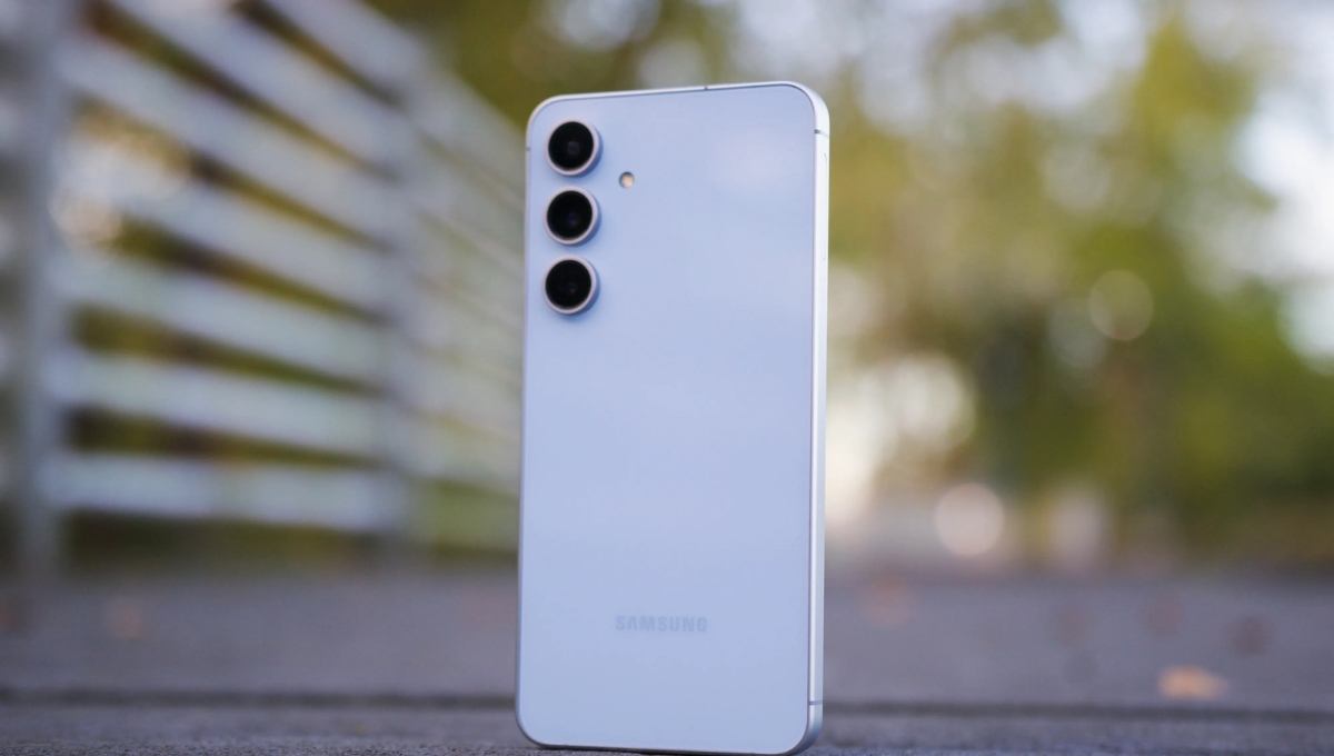 Samsung Galaxy S25 FE: ₹55,000 में 6.7-इंच डिस्प्ले, 50MP कैमरा और 7 साल का अपडेट, एक स्मार्ट फैन का स्मार्टफोन
