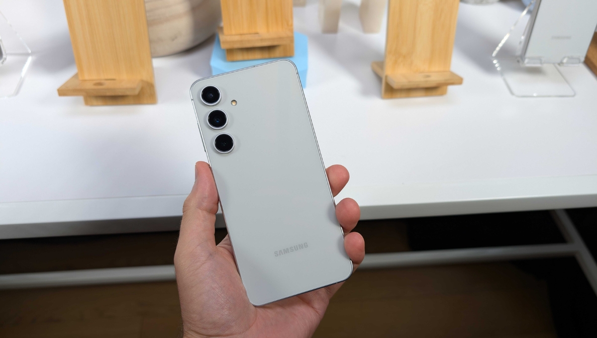 Samsung Galaxy S25 FE: ₹55,000 में 6.7-इंच डिस्प्ले, 50MP कैमरा और 7 साल का अपडेट, एक स्मार्ट फैन का स्मार्टफोन