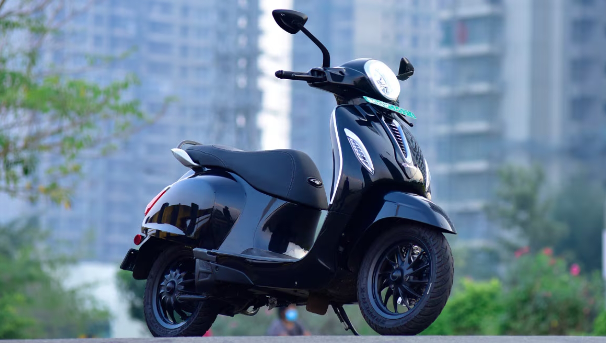 Bajaj Chetak: ₹1.30 लाख में 127km की रेंज और Bluetooth जैसे फीचर्स से भरपूर