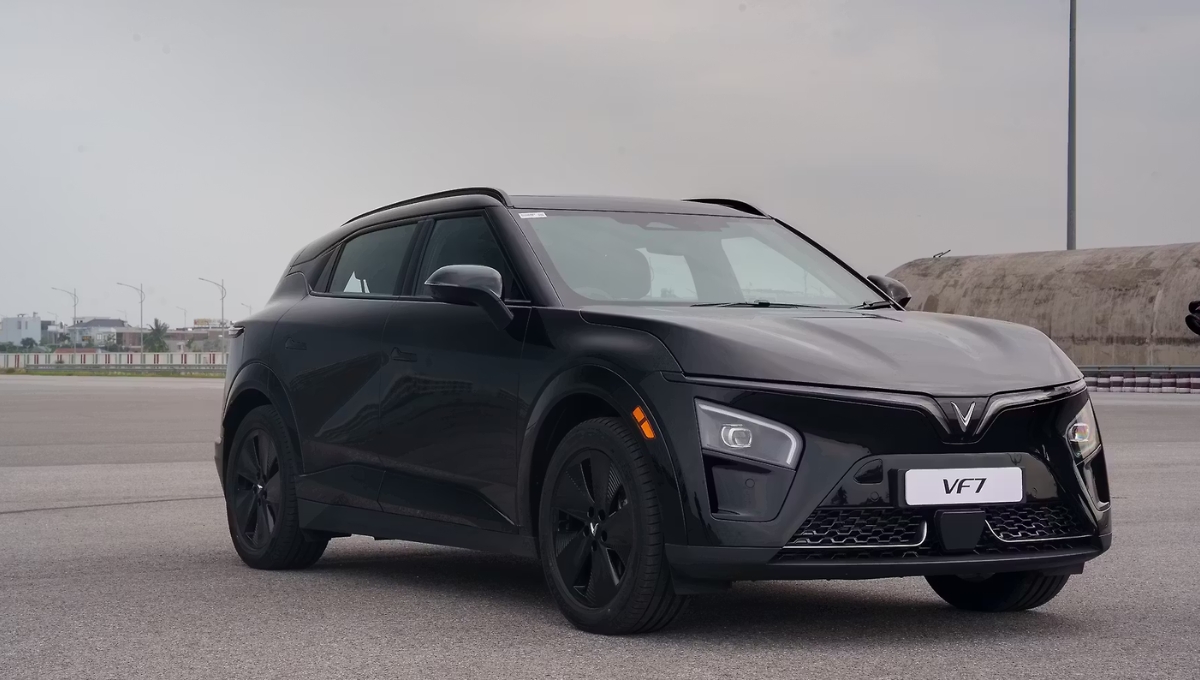 VinFast VF7: 450Km की दमदार रेंज, 201Bhp पावर और स्टाइलिश डिज़ाइन के साथ लॉन्च