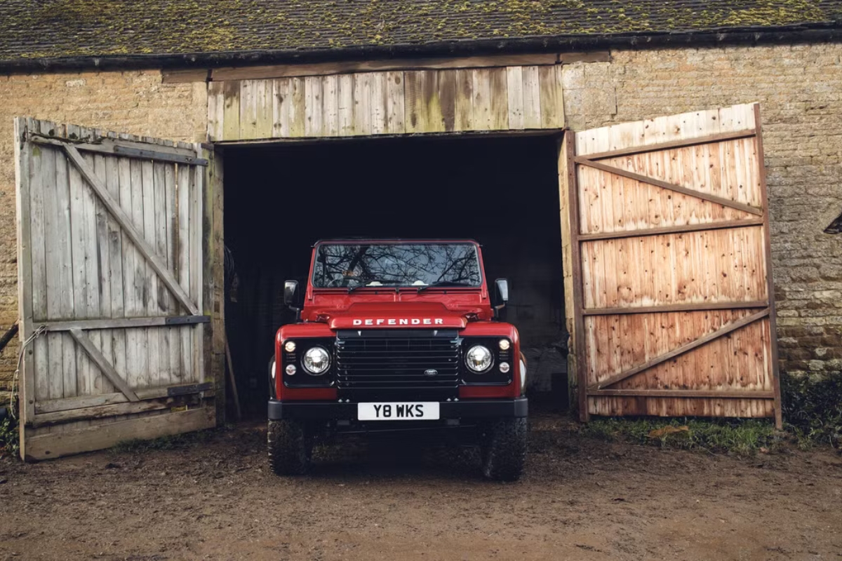 Land Rover Defender: 97.00 लाख से शुरू, पावरफुल V8 इंजन और लग्जरी के साथ ऑफ-रोड एडवेंचर का बादशाह