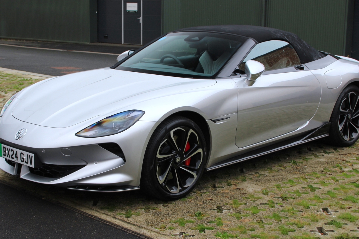 MG Cyberster: 1.5 करोड़ में लॉन्च हुई MG Cyberster 580km रेंज, 503bhp पावर और लग्ज़री कन्वर्टिबल डिजाइन के साथ