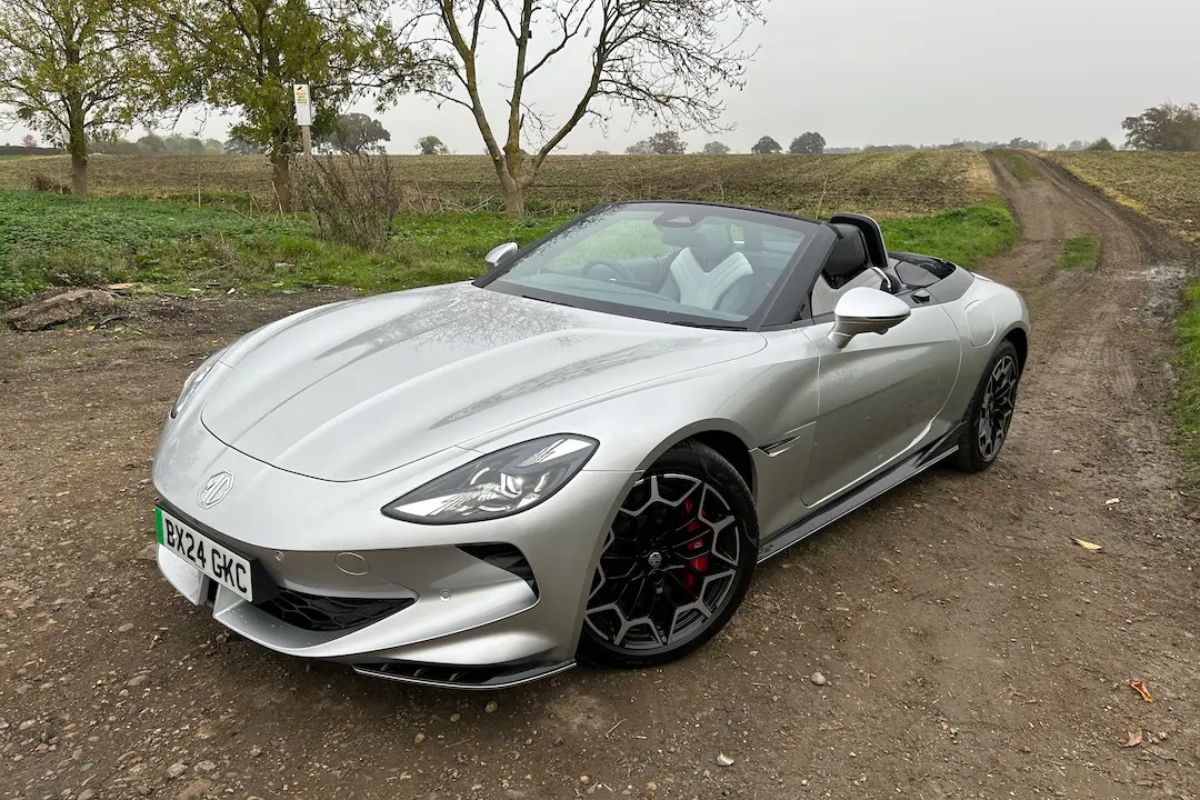 MG Cyberster: 1.5 करोड़ में लॉन्च हुई MG Cyberster 580km रेंज, 503bhp पावर और लग्ज़री कन्वर्टिबल डिजाइन के साथ