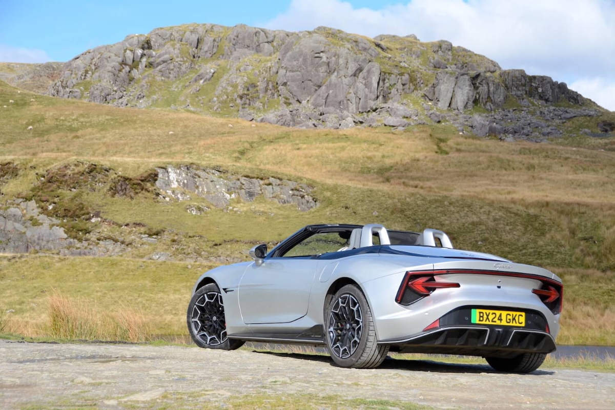 MG Cyberster: 1.5 करोड़ में लॉन्च हुई MG Cyberster 580km रेंज, 503bhp पावर और लग्ज़री कन्वर्टिबल डिजाइन के साथ