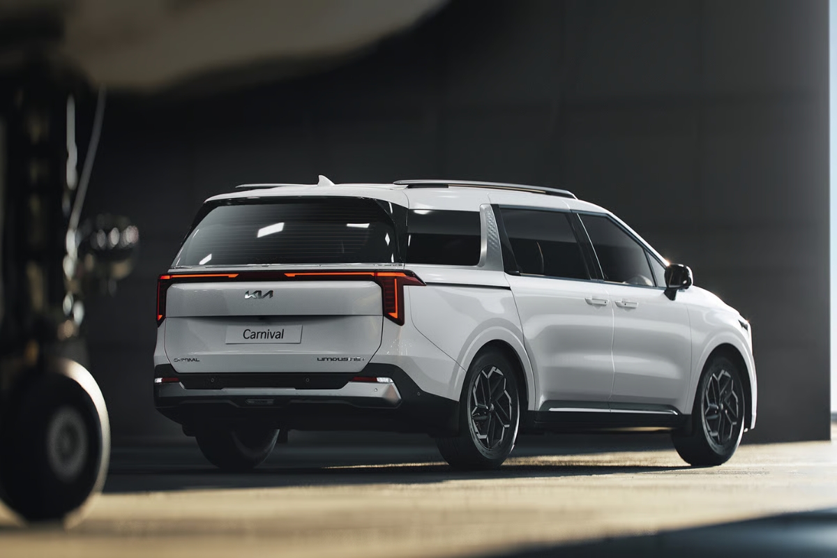 Kia Carnival: 31 लाख में लक्ज़री सफर, दमदार 2151cc इंजन और 7-सीटर कम्फर्ट का शानदार कॉम्बो