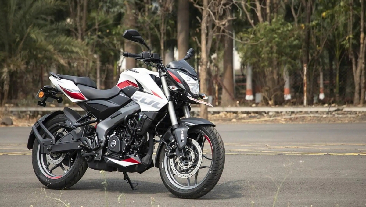 Bajaj Pulsar NS200: 1.58 लाख में 24.5PS पावर और 40+ kmpl माइलेज वाली शानदार बाइक