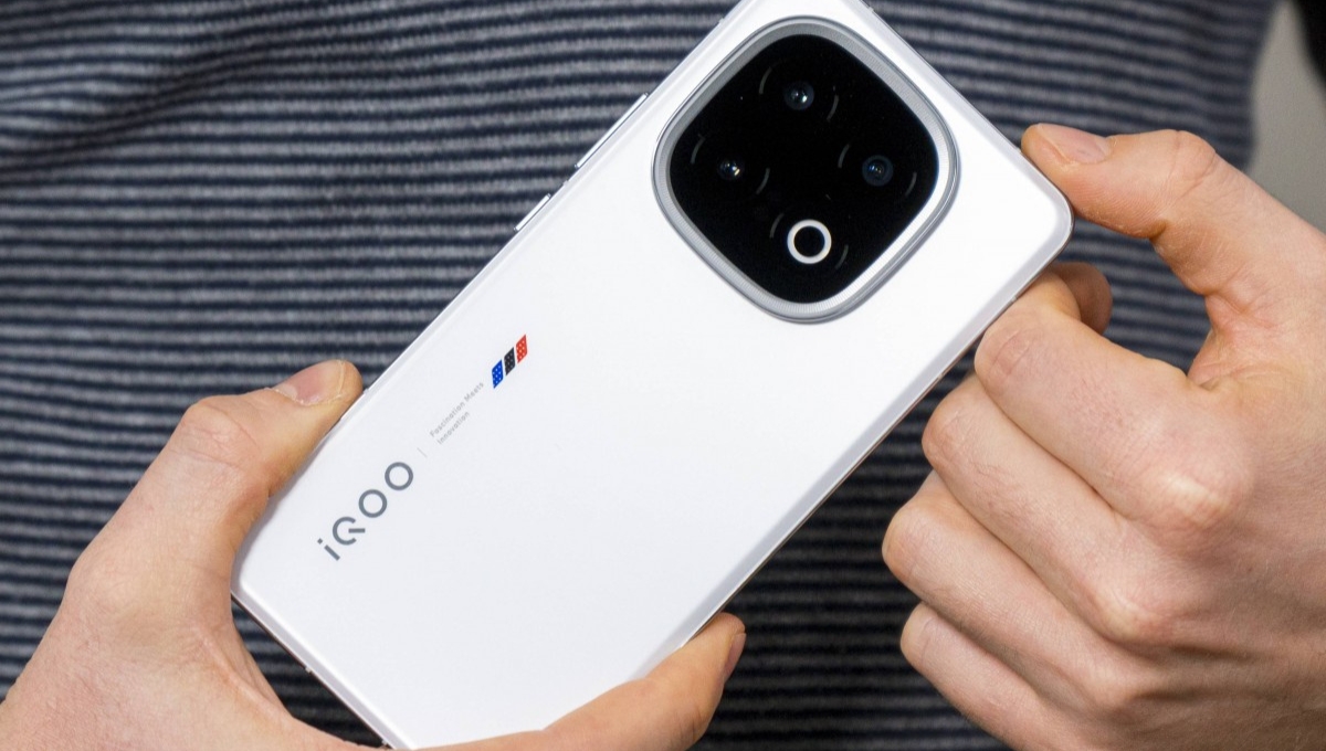 iQOO 15 5G: ₹60,000 में दमदार परफॉर्मेंस, 7000mAh बैटरी और शानदार कैमरा वाला फ्लैगशिप स्मार्टफोन