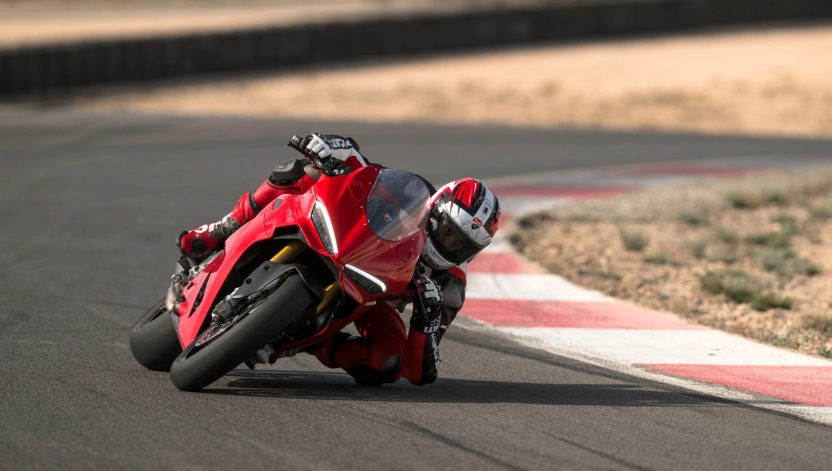 Ducati Panigale V2 2025: सड़क पर रोमांच और शक्ति का बेजोड़ अनुभव