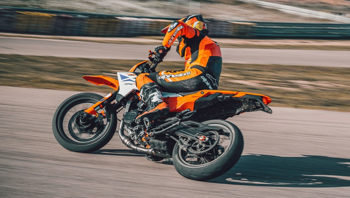 KTM 390 SMC R: 29.41 kmpl माइलेज और ₹3.50 लाख कीमत में एडवेंचर का नया धांसू अंदाज़
