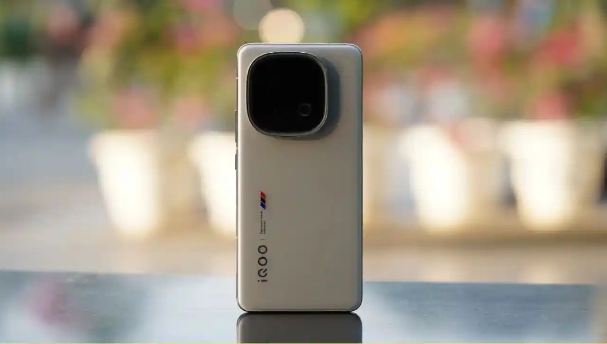 iQOO 15: 7000mAh बैटरी, दमदार कैमरा और धांसू फीचर्स के साथ लॉन्च, जानें कीमत