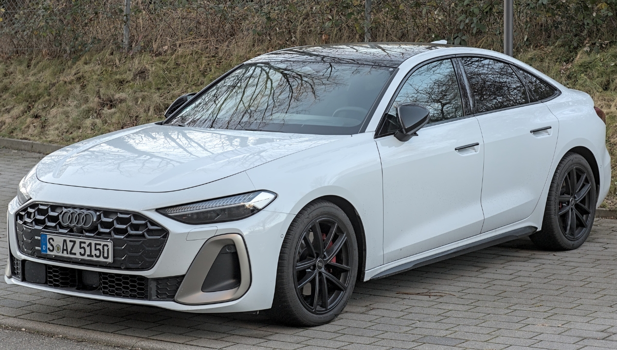 Audi A5: 14–15 kmpl माइलेज और ₹60 लाख कीमत के साथ लग्जरी सेडान